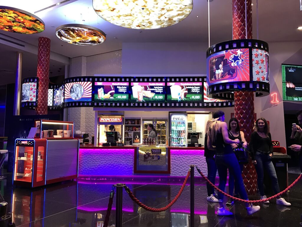 Megaplex Popcornbar Signage bei Super-Bowl Event