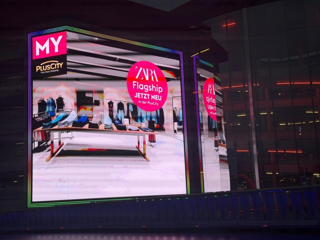 PlusCity LED Wall Parkhaus A bei Nacht